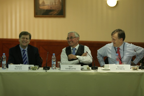 Michael McFaul (U.S. Ambassador to Russia), Igor Yurgens (Institute of Contemporary Development), and Stewart Patrick (CFR) converse during the conference (Migalyov Oleg).