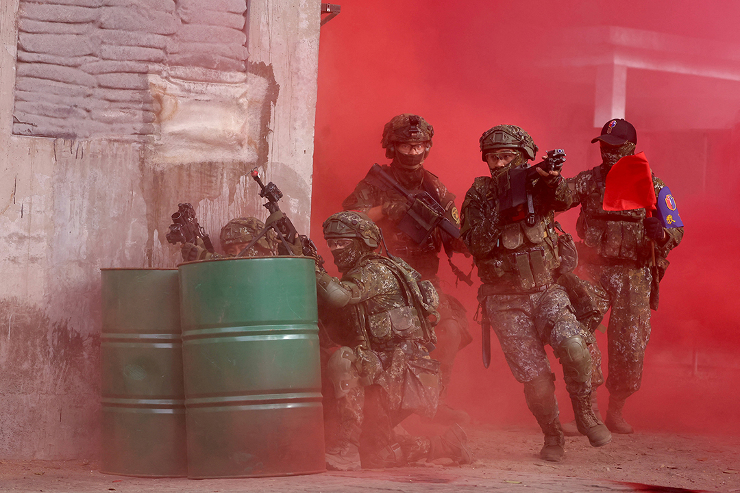 Taiwanese soldiers participate in urban warfare drill.